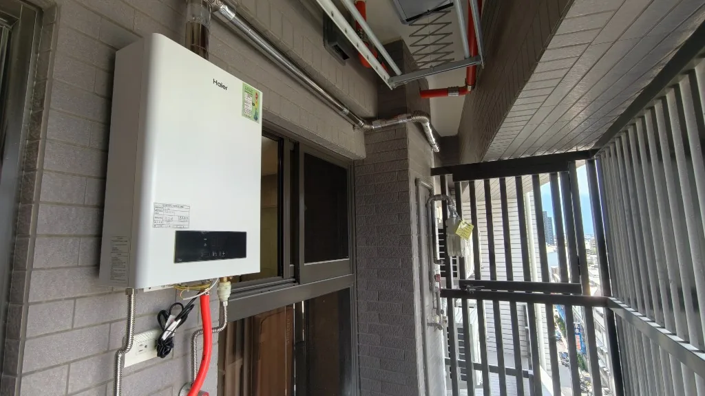 高雄前鎮三多四路星玥灣新建案海爾DC3數位恆溫強制排氣熱水器陽台完工實拍