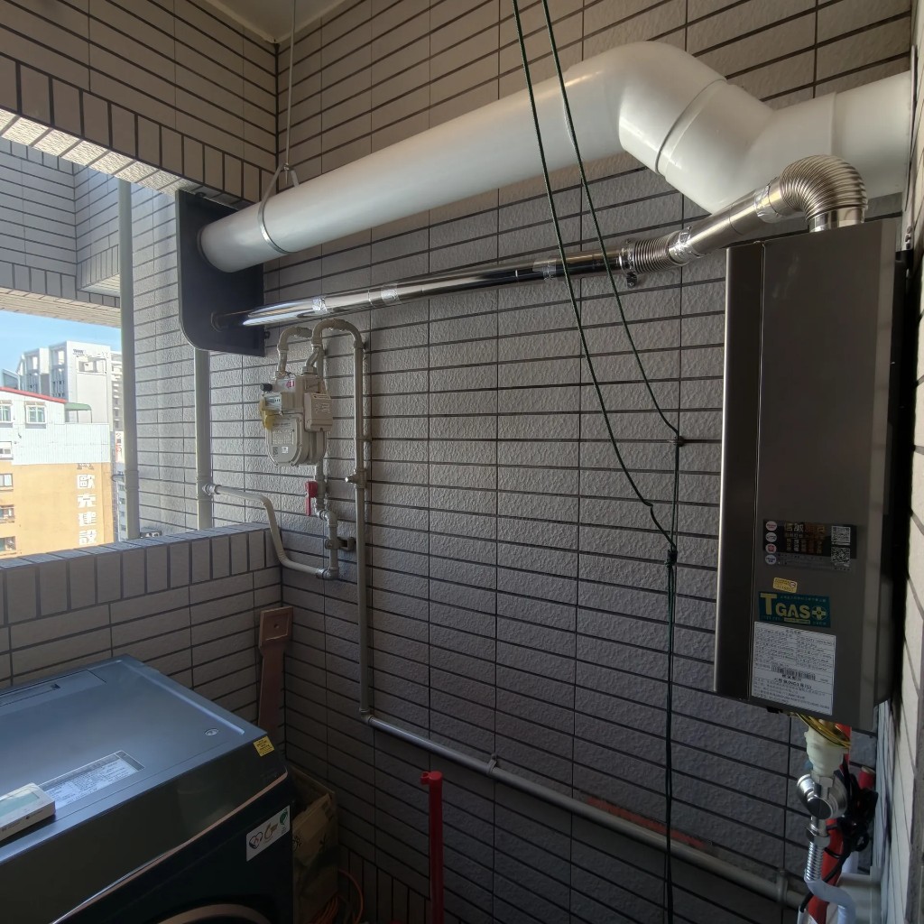 高雄新興區棋琴文合苑陽台海爾瓦斯熱水器強制排氣管、瓦斯表與配管整體配置實拍