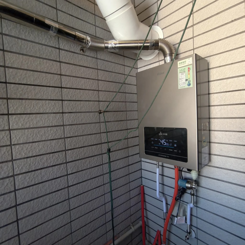 高雄新興區七賢二路棋琴文合苑海爾DC6智能恆溫16L強排瓦斯熱水器牆面安裝，數位面板顯示45度