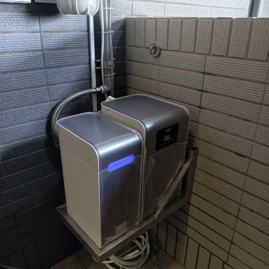 高雄楠梓都薈綻監理南街工作陽台海爾HR-CWS-FD1分離式軟水機與除氯罐、怡心牌省電儲熱電熱水器整合安裝完工實拍