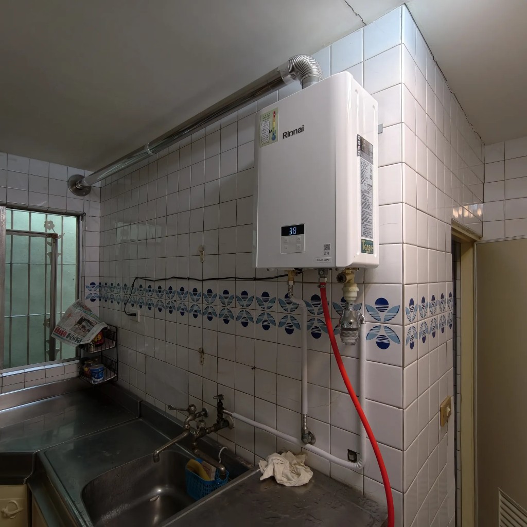 前鎮區林內RUA-D1600WF室內安裝側角，強制排氣管路沿牆引出與冷熱水管配置