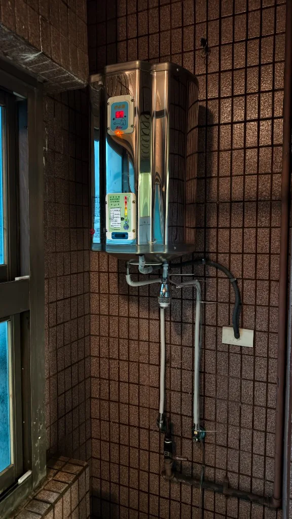 高雄前鎮諾貝爾大樓15加侖換怡心牌37公升儲熱式電熱水器搭配海爾T5除垢濾心完工實拍