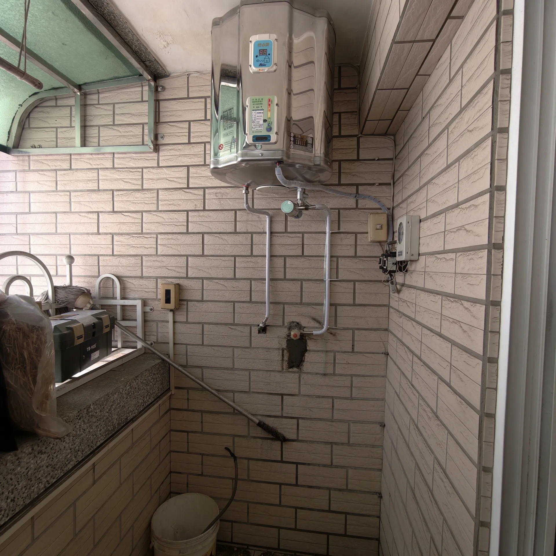 高雄苓雅怡心牌54L ES1426儲熱式電熱水器壁掛安裝，地板釋出出水量更大