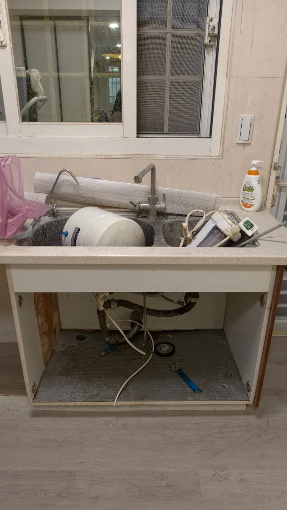 高雄苓雅福建街改造前,傳統三道濾殼與儲水桶佔滿水槽與廚下空間實拍