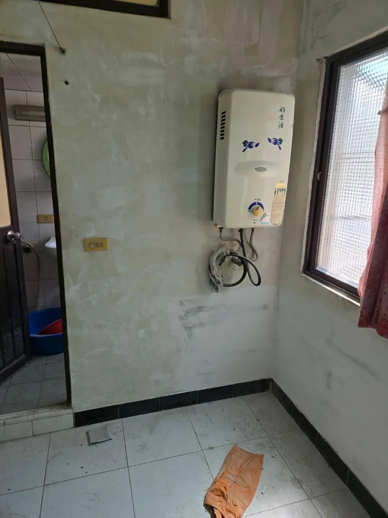 高雄苓雅老舊透天室內傳統自然排氣熱水器改造前,通風不良有安全疑慮