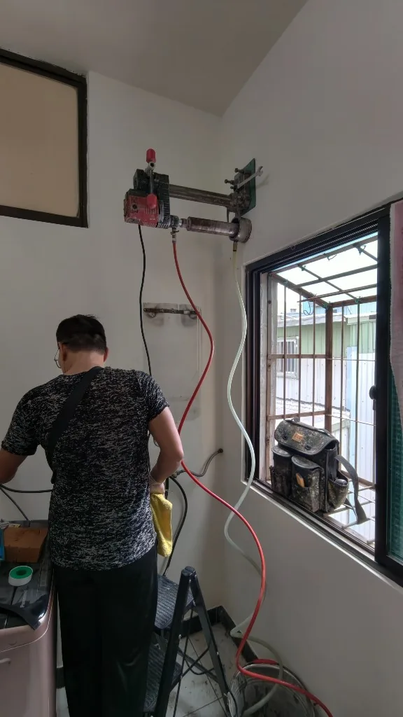 高雄苓雅透天熱水器強制排氣專業洗洞施工,鑽石鑽孔機於牆面開孔