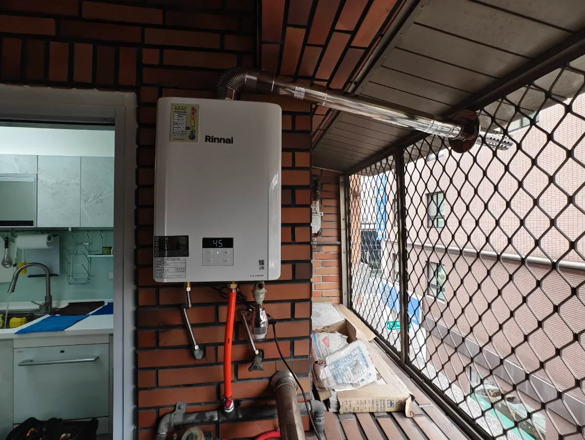 高雄苓雅區林內D1600強制排氣熱水器安裝-鐵窗陽台施工