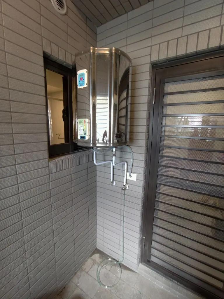 高雄楠梓協勝發琢萃怡心牌70公升電熱水器完工,透明排水管沿牆引下