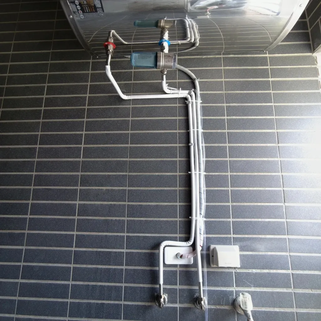 高雄楠梓四季心怡心牌 ES2226H 進出水海爾除垢濾心與保溫管線束線整齊、紅藍冷熱標示特寫