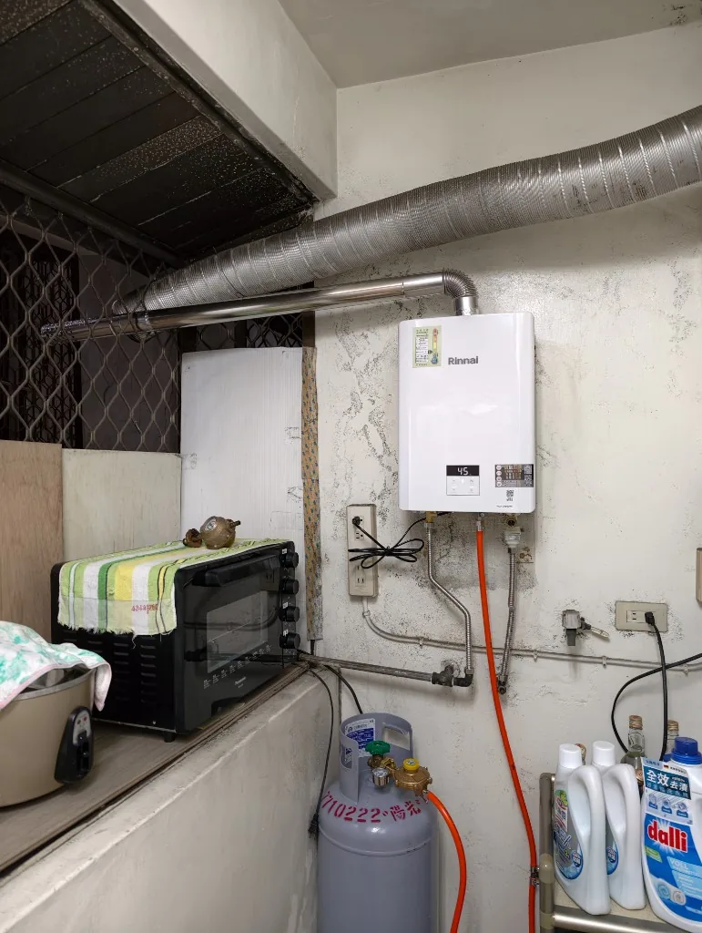 高雄前鎮天山街林內D1600強制排氣管穿鐵窗外排與桶裝瓦斯接管完工