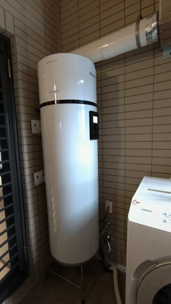 高雄仁武行樂日和海爾M8 150L熱泵熱水器完工全景,頂部排風管穿牆外排