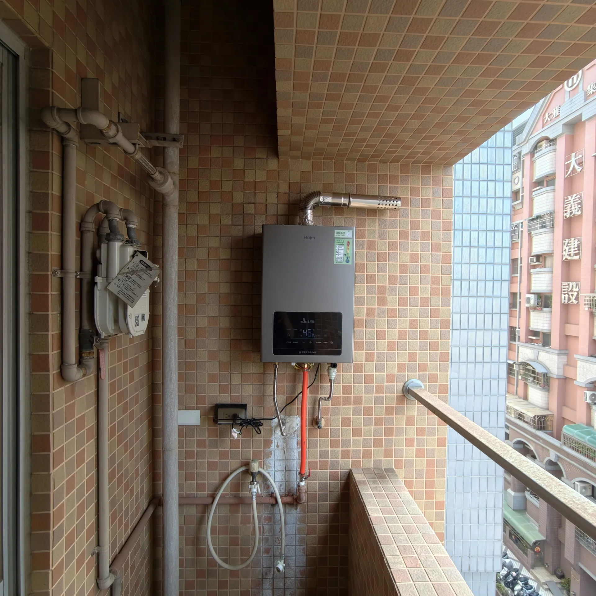 高雄海爾DC6強制排氣熱水器安裝完成，陽台排氣與管線配置整齊