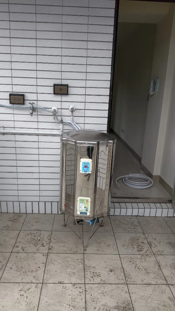 高雄小港透天怡心牌70公升電熱水器落地腳架安裝完工
