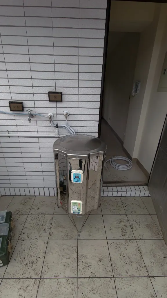 高雄小港怡心牌70公升電熱水器數位面板與機身近拍