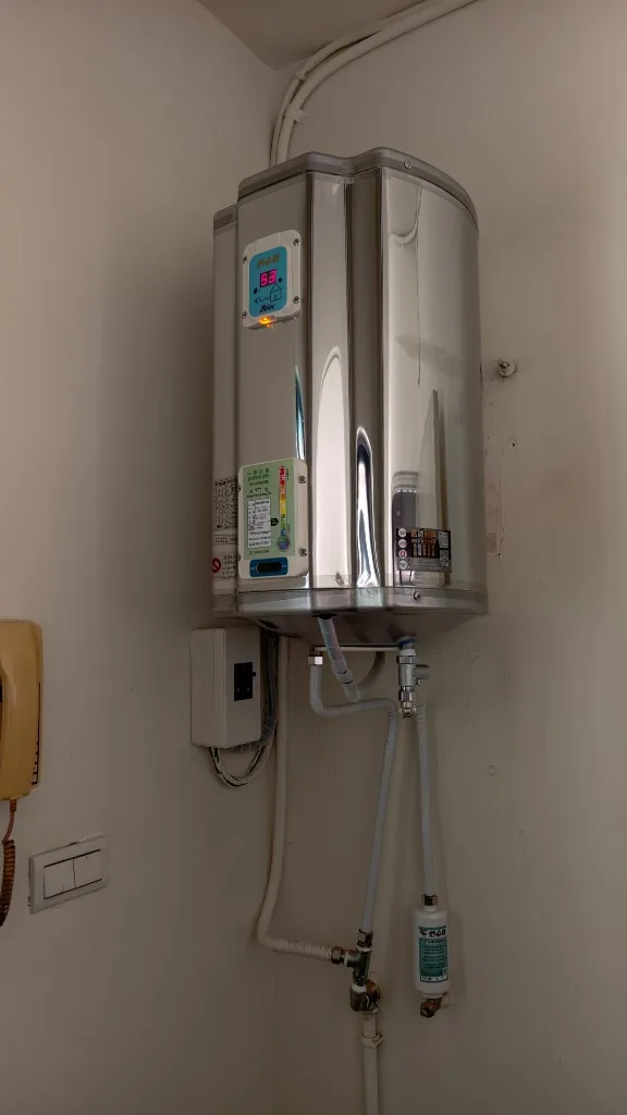 高雄新興新田路透天怡心牌ES-1026 37L二級省電電熱水器數位面板完工