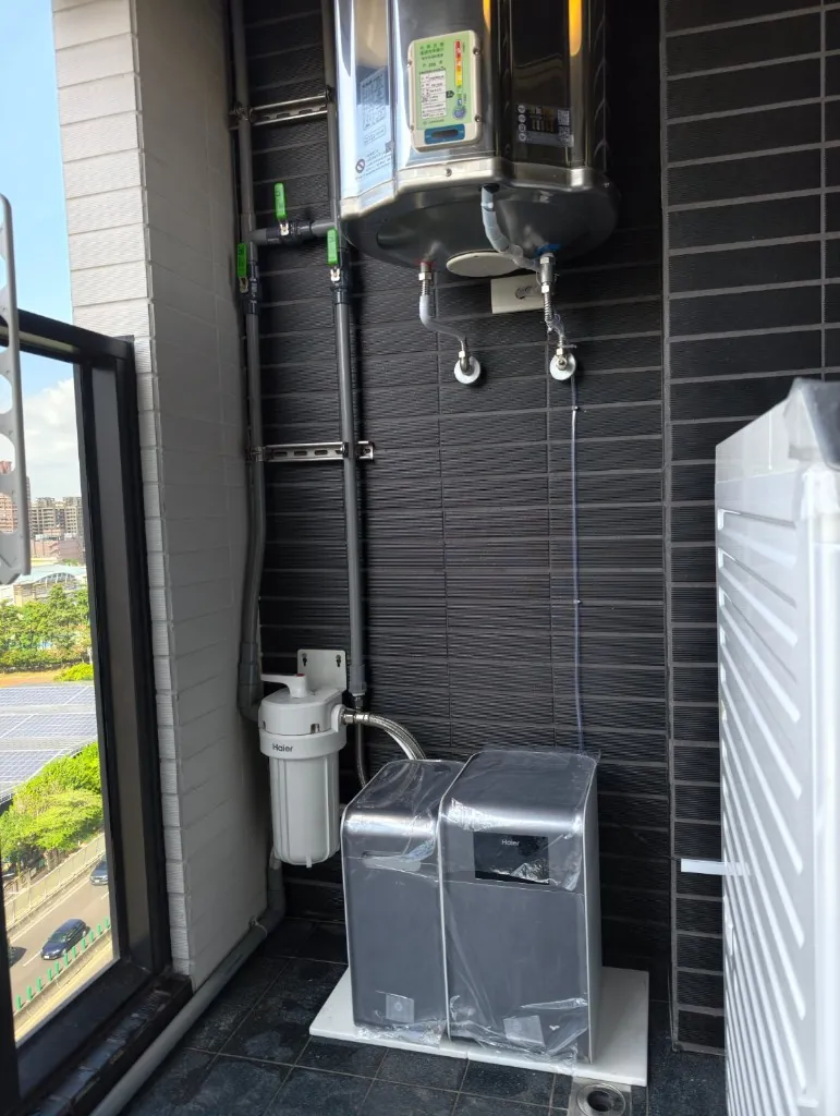 高雄左營京城自由朗誦建案陽台怡心牌54L電熱水器壁掛搭配海爾分離式全戶軟水機垂直整合完工實拍