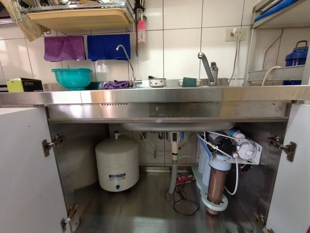高雄左營文學路改造前,舊式RO淨水器壓力桶與多道濾筒佔滿廚下空間實拍
