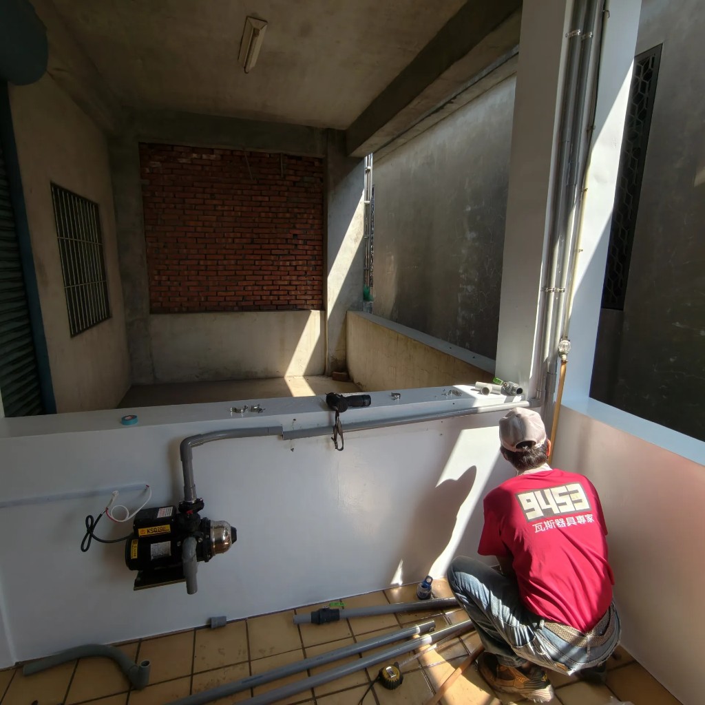 高雄鳥松區全戶軟水安裝施工中，技師進行管線定位與設備安裝前置作業