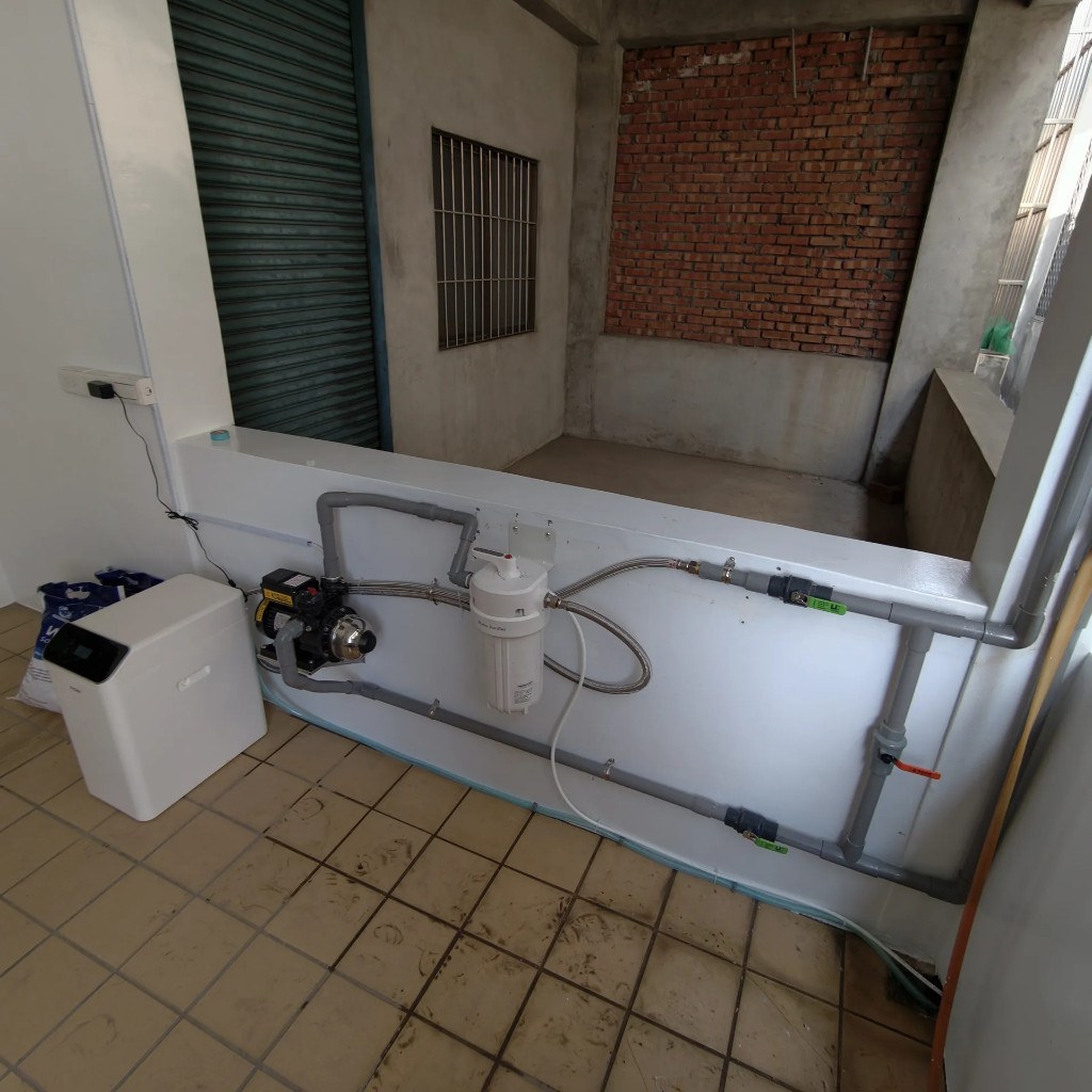 高雄鳥松區海爾 CWSU1 與 10DP 管線細節實拍，閥件配置整齊便於後續保養