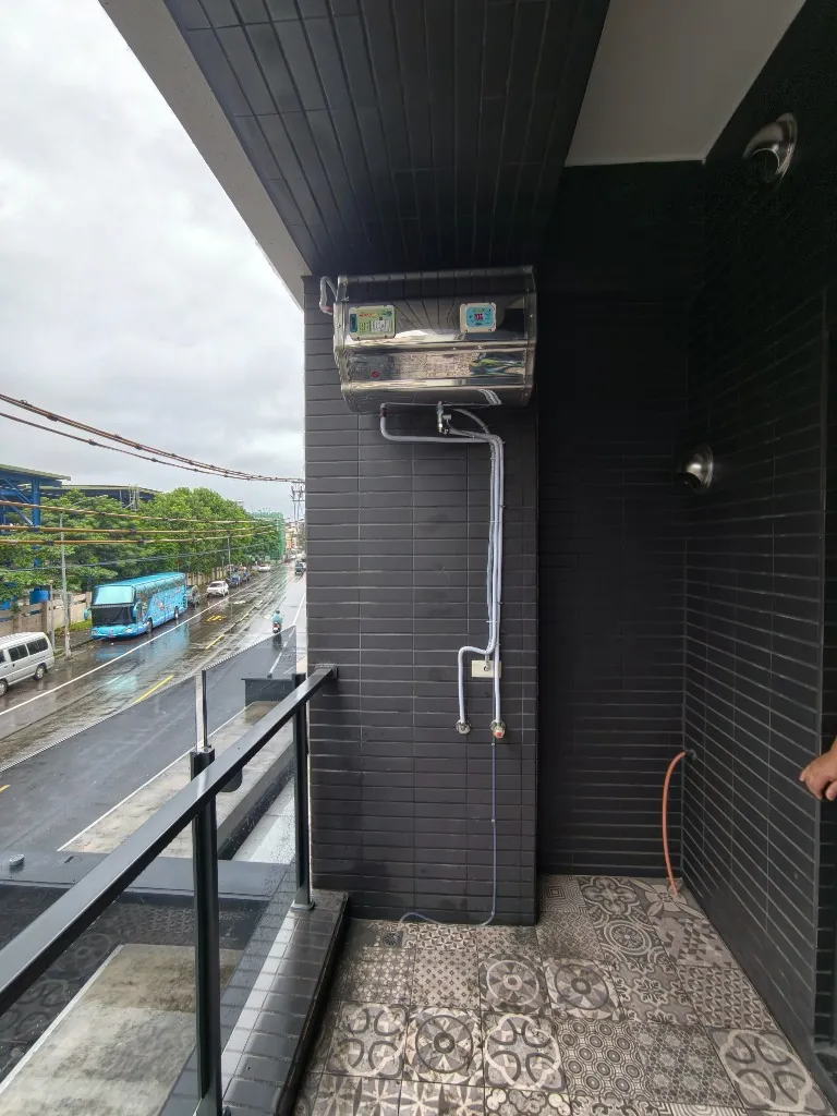 屏東潮州御潮苑建案陽台怡心牌70公升橫掛電熱水器保溫管與動線完工