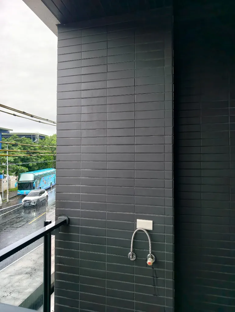 屏東潮州御潮苑建案陽台安裝前,電熱水器預留冷熱水管與戶外電源實拍
