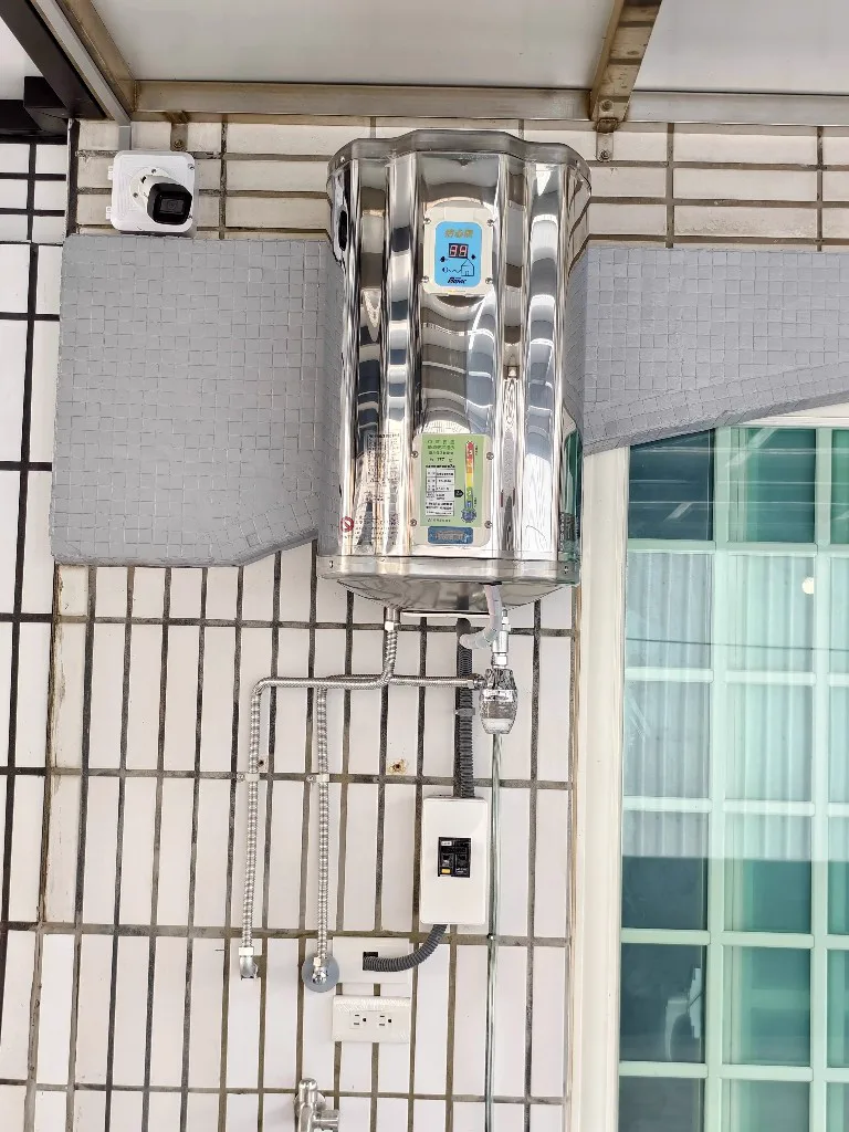 屏東東港白磁磚陽台，怡心牌37L靠窗壁掛，管線往下收