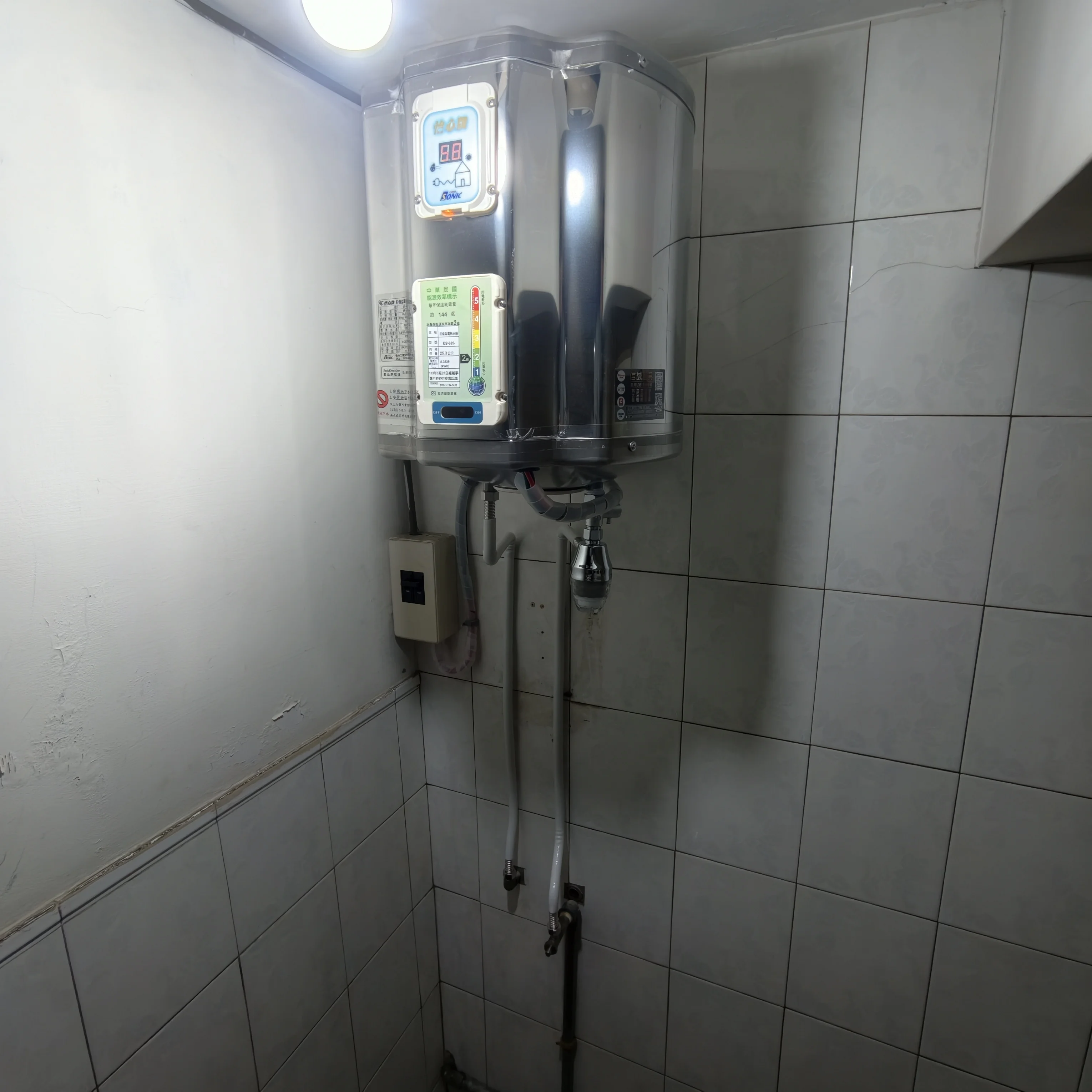 屏東東港怡心牌37L陽台靠窗安裝，管線整齊不影響動線